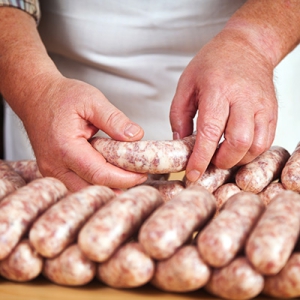 Handwerkliche Herstellung von Bratwurst