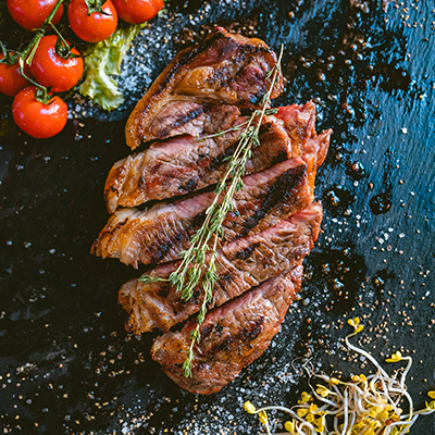 Perfekt gegrilltes Steak auf Schieferplatte