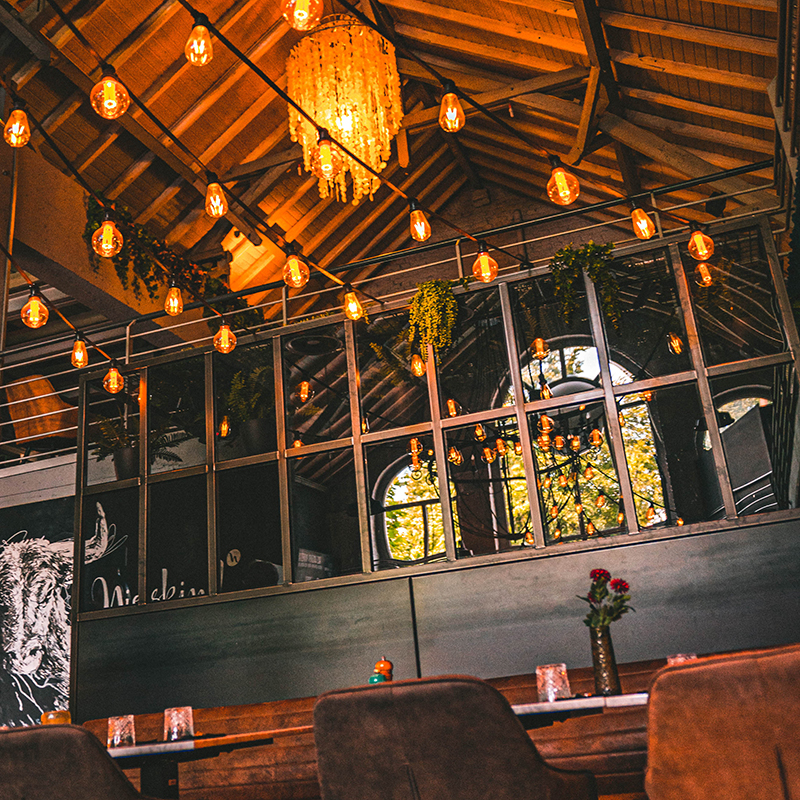 Restaurant-Innenraum mit industriellem Charme